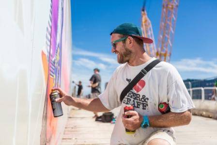 вандалы могут наносить серьезный ущерб памятникам архитектуры