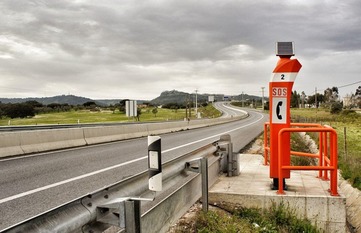 Телефонная будка для экстренной связи во время произошедшего чп на дороге